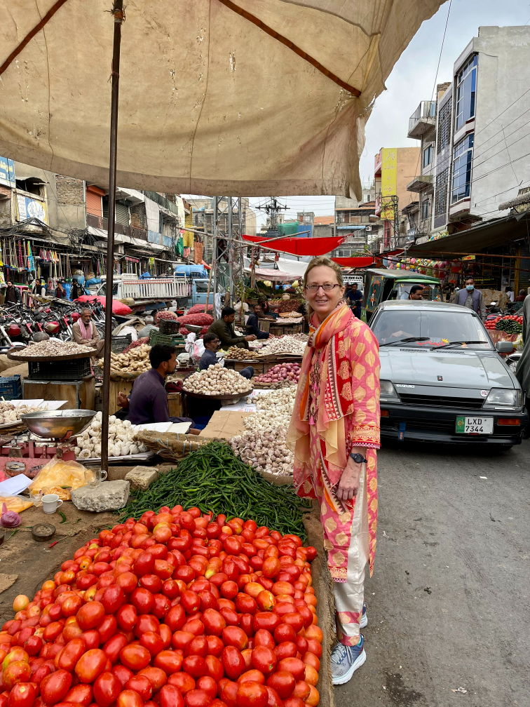 visitor at a vegetables stall in Lahore